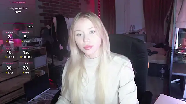 mollydollka online show from November 23, 2025, 3:11 pm