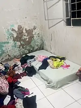 esthefany    putinha online show from November 22, 2025, 1:48 am