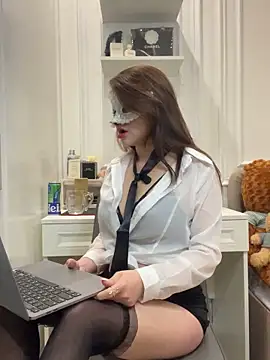 Snapshot of Queen-of-Love chatting on April 12, 2026, 9:12 am Queen-of-Love online show from April 12, 2026, 9:12 am