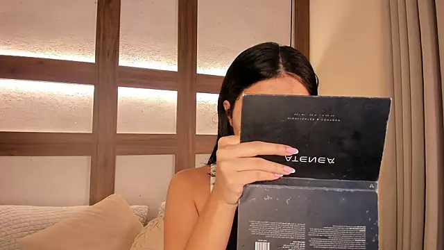 SarhaVega online show from April 13, 2026, 1:26 pm