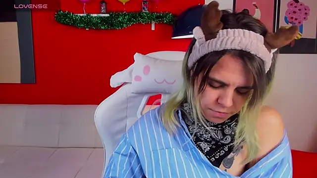 LiraBelle online show from December 19, 2025, 3:21 am