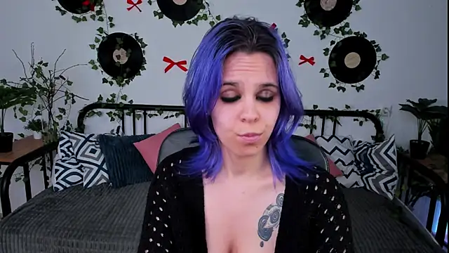 LiraBelle online show from April 20, 2026, 3:24 pm