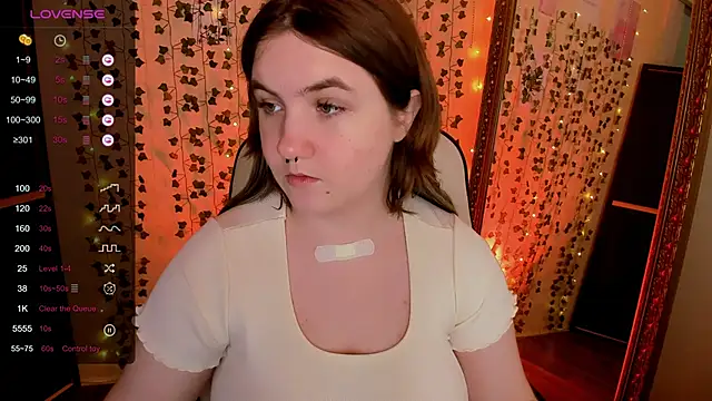 lovelyy julia online show from March 21, 2026, 5:08 am