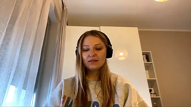 BrianneVaneps online show from December 4, 2025, 12:04 pm