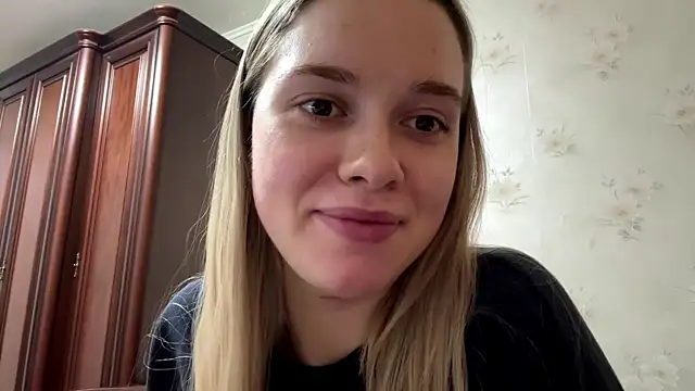 MichikoWienandt online show from December 1, 2025, 2:07 pm