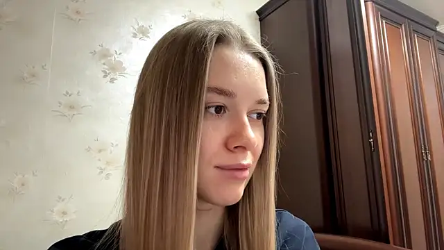 MichikoWienandt online show from November 27, 2025, 5:19 am