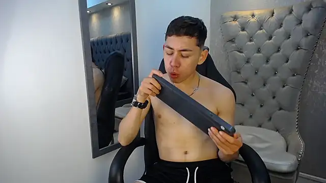 LoganFoster  online show from December 19, 2025, 8:44 pm