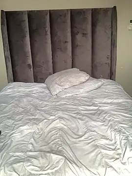 cuddlegiantbear online show from November 28, 2025, 7:41 am