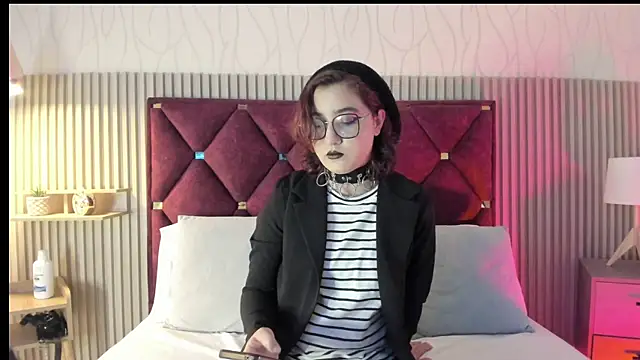 Kiri Velvet online show from April 13, 2026, 8:02 pm