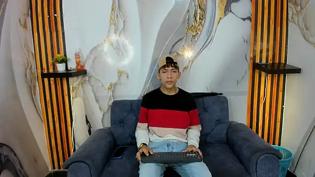 Alex LatinBoy18 online show from November 26, 2025, 7:58 pm