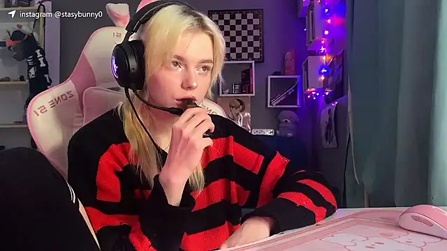 KittyLarva online show from January 9, 2026, 8:21 am