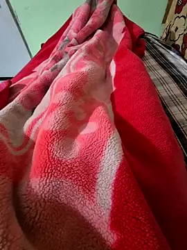 telugupillodu001 online show from December 18, 2025, 11:47 am