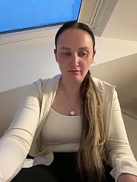 Snapshot of TomilaSi chatting on June 5, 2026, 7:08 pm TomilaSi online show from June 5, 2026, 7:08 pm