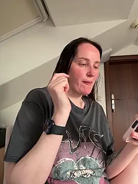 Snapshot of TomilaSi chatting on June 3, 2026, 5:17 pm TomilaSi online show from June 3, 2026, 5:17 pm