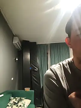 Snapshot of Razvan696969 chatting on February 21, 2026, 4:42 pm Razvan696969 online show from February 21, 2026, 4:42 pm