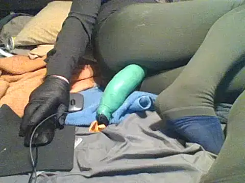 xxxenzo1 online show from December 9, 2024, 1:45 pm