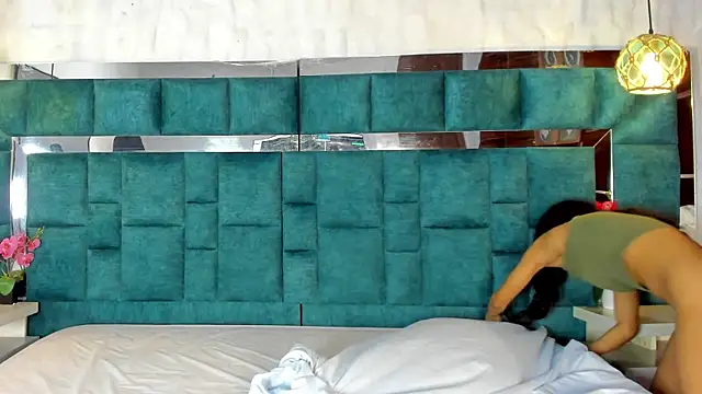  bonnyandclyde online show from April 7, 2026, 12:40 pm