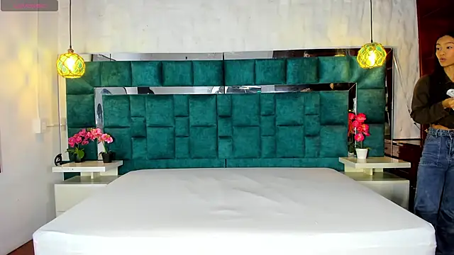  bonnyandclyde online show from February 9, 2026, 12:03 pm