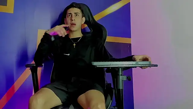 twink scott  online show from December 3, 2025, 4:24 am