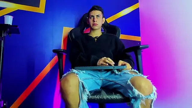 twink scott  online show from November 30, 2025, 4:35 am