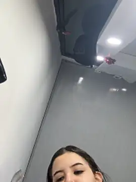 Alice Kitsu online show from November 26, 2025, 9:42 am