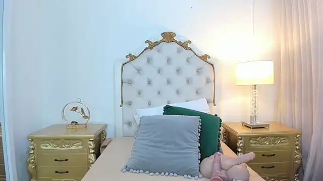 miss vivienne online show from December 4, 2025, 3:05 am