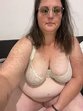 Snapshot of bea_french_curvy chatting on May 2, 2026, 8:14 pm bea french curvy online show from May 2, 2026, 8:14 pm