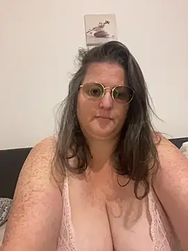 Snapshot of bea_french_curvy chatting on April 22, 2026, 8:48 pm bea french curvy online show from April 22, 2026, 8:48 pm