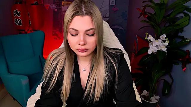 HyileyClark online show from April 7, 2026, 7:43 am