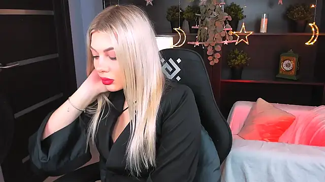 HyileyClark online show from April 18, 2026, 9:22 am