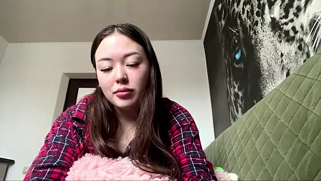 CurietHana1 online show from December 17, 2025, 4:28 am