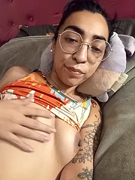 Snapshot of Yani-14 chatting on February 17, 2026, 4:32 am Yani-14 online show from February 17, 2026, 4:32 am