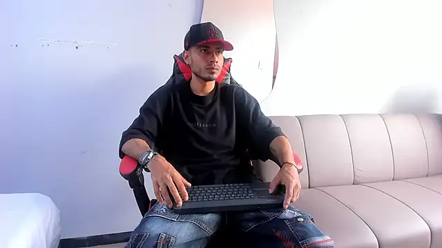 Snapshot of MatthewCullen chatting on December 19, 2025, 5:48 pm MatthewCullen online show from December 19, 2025, 5:48 pm