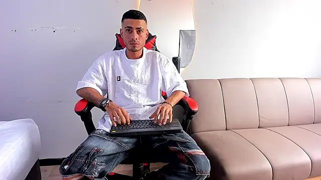 Snapshot of MatthewCullen chatting on December 22, 2025, 4:07 pm MatthewCullen online show from December 22, 2025, 4:07 pm