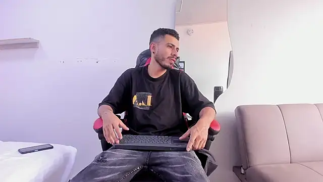 Snapshot of MatthewCullen chatting on February 4, 2026, 8:04 pm MatthewCullen online show from February 4, 2026, 8:04 pm