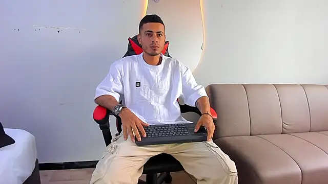 Snapshot of MatthewCullen chatting on December 17, 2025, 6:13 pm MatthewCullen online show from December 17, 2025, 6:13 pm