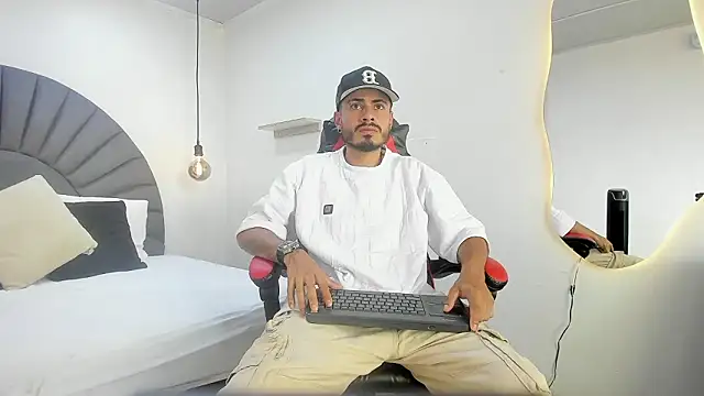 Snapshot of MatthewCullen chatting on February 8, 2026, 7:44 pm MatthewCullen online show from February 8, 2026, 7:44 pm