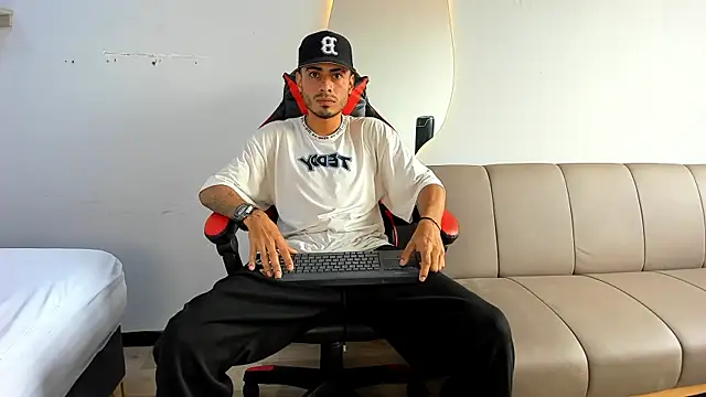 Snapshot of MatthewCullen chatting on December 20, 2025, 7:28 pm MatthewCullen online show from December 20, 2025, 7:28 pm