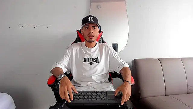 Snapshot of MatthewCullen chatting on December 18, 2025, 5:28 pm MatthewCullen online show from December 18, 2025, 5:28 pm