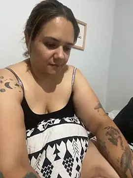 LoreinnFox online show from April 13, 2026, 7:01 am