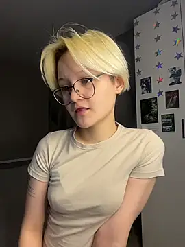 LunaDoreann online show from December 4, 2025, 9:08 am