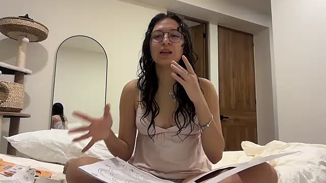 Alicatcua  online show from July 17, 2026, 2:42 am