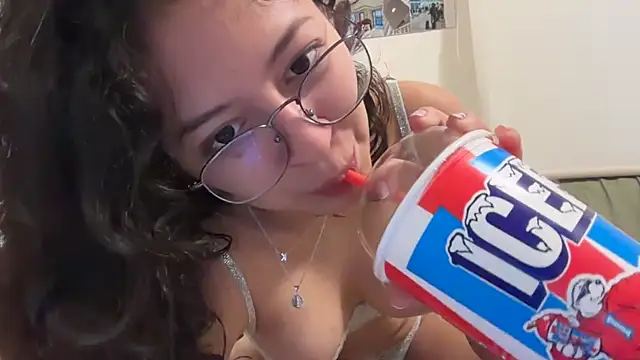 Alicatcua  online show from April 3, 2026, 2:40 am