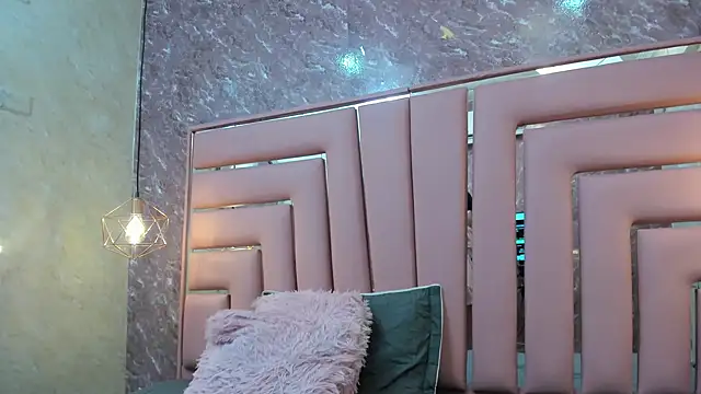 HOTTIE MIA  online show from December 19, 2025, 7:27 pm