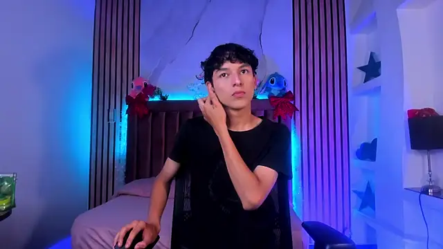 Snapshot of SthepanodiMonaco chatting on December 17, 2025, 7:52 pm SthepanodiMonaco online show from December 17, 2025, 7:52 pm