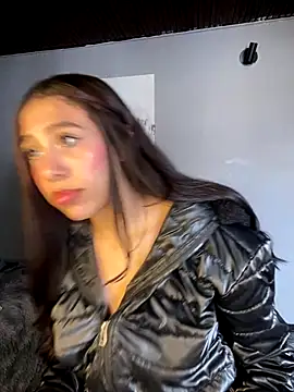 MiaScott Pink online show from December 4, 2025, 2:27 pm