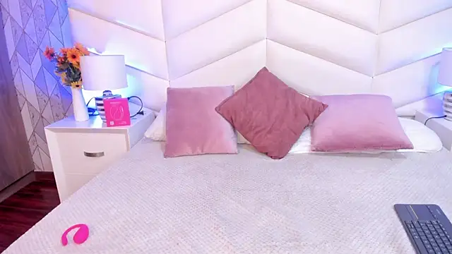 Lizzi Hotman  online show from February 10, 2026, 8:30 pm