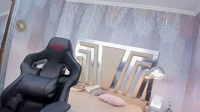 MiaCurvyy online show from December 4, 2025, 7:35 pm