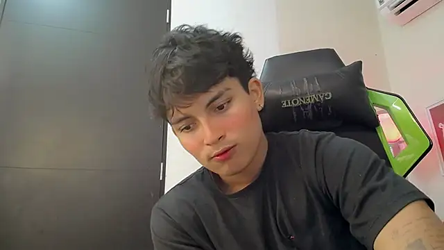 Green XoX online show from December 1, 2025, 9:04 pm