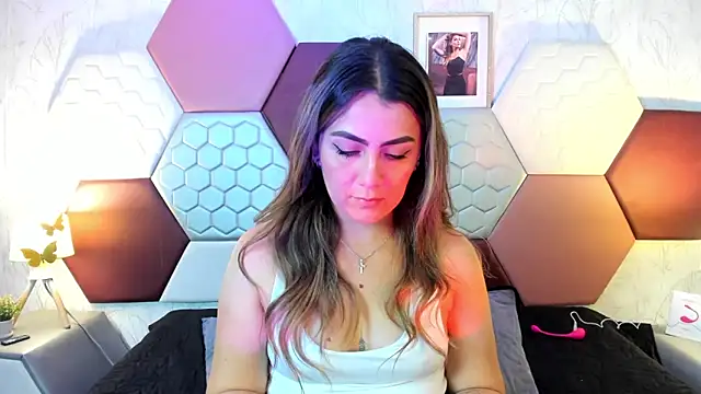 AriaRous online show from April 14, 2026, 3:50 pm